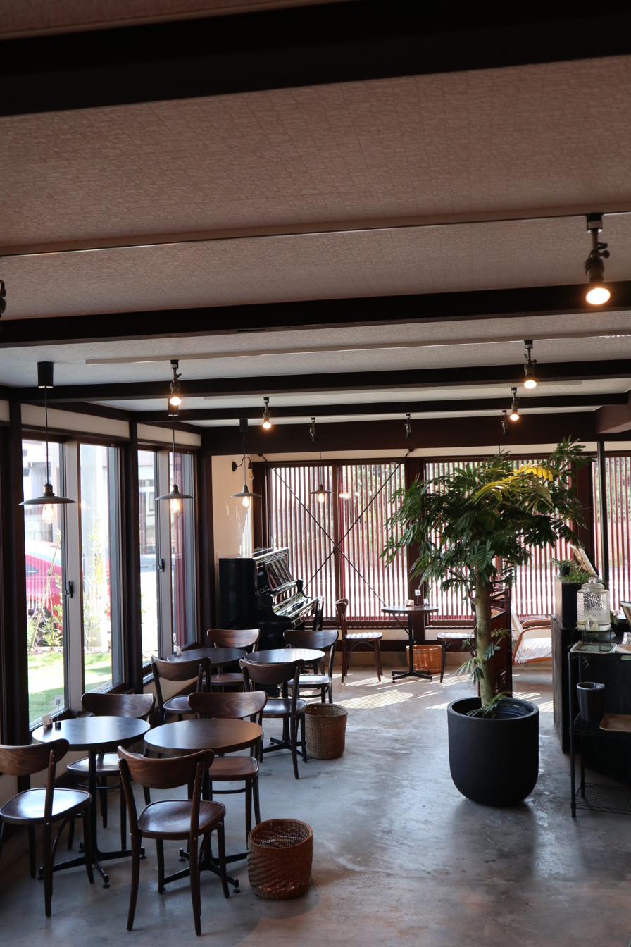 ピアノの置かれたカフェ席
