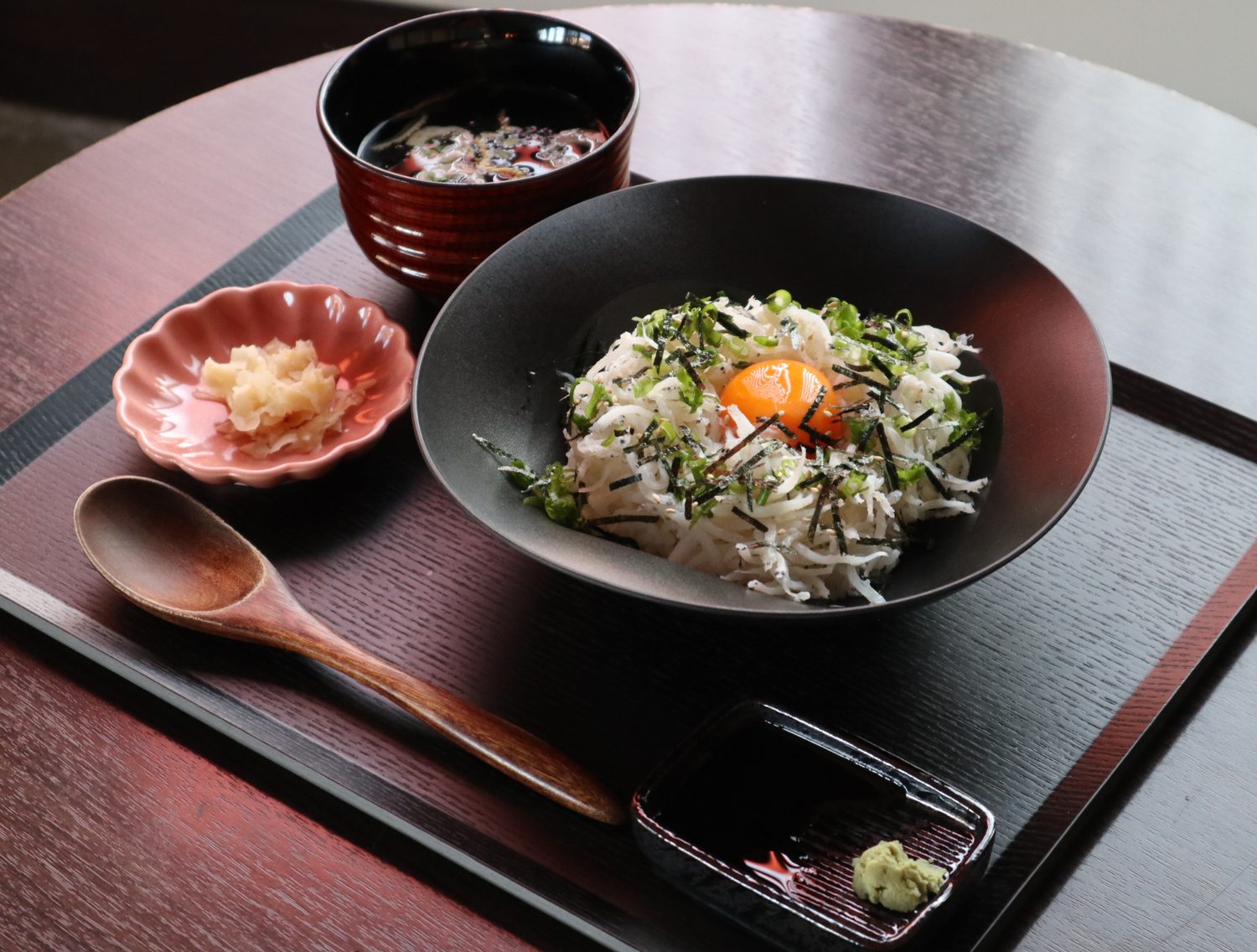 八郎湖産 白魚丼